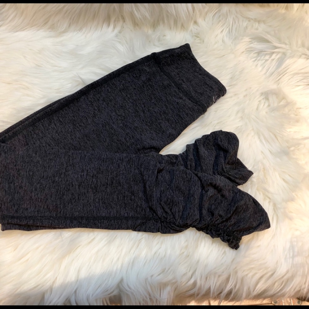 Beyond Yoga Leggings...Gray scrunched bottom. SM.